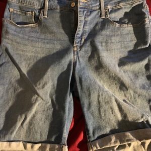 Levi’s Light Wash Bermuda Shorts 20W...like NEW.